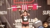 Strongwoman Andrea Thompson vestigt wereldrecord boomstammen van 140 kilogram (308,6 pond)