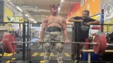 Powerlifter Ashley Contorno (75KG) trekt over drievoudig lichaamsgewicht, 523 pond voor een nieuwe PR