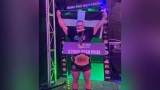 Powerlifter Chris Pugh (82,5 KG) squat 366 kilogram (807 pond) in wraps voor nieuw wereldrecord aller tijden