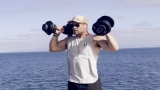 Acteur Chris Hemsworth heeft een 5-ronde, 50-rep full-body workout-uitdaging uitgegeven