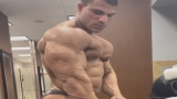 De nieuwste lichaamsbouw van Mr. Olympia Dark Horse Hassan Mostafa ziet er absoluut versnipperd uit
