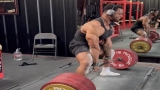 Powerlifter Jamal Browner maakt deadlifts een historische 500 kilogram (1.102 pond) in training