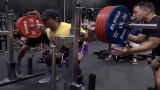 Jonathan Cayco zet een 8-Rep Back Squat PR van 260 kilogram