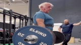 Bekijk deze 80-jarige deadlift van 150 kilogram (330,7 pond) op zijn verjaardag