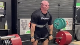 Kijk hoe Mitchell Hooper een 488.6-kilogram (1075-pond) 19-inch Deadlift PR verplettert