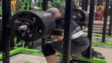 Kijk hoe Mitchell Hooper door een squat van 315 kilogram (695 pond) vaart voor een PR van 5 herhalingen