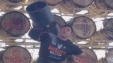 Strongman Nicolas Cambi scoort Circus Dumbbell Press wereldrecord van 285 pond