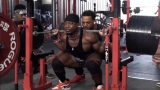 Russel Orhii verplettert een nieuwe 765-pond Squat PR