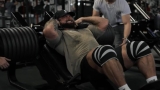 Chris Bumstead gaat voor brak met een “Killer Leg Day”-routine