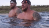 Tom en Luke Stoltman nemen zwemlessen van Ross Edgley